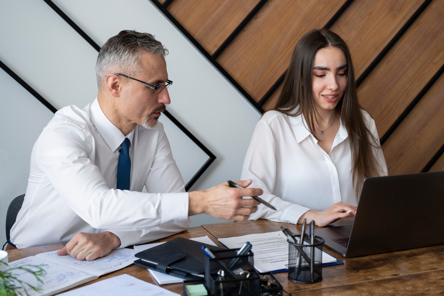 plano medio personas sentadas escritorio 23 2149445777